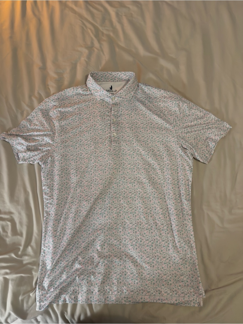 Johnnie-o Featherweight Performance Polo. Size Medium. Like New. Masters Theme.